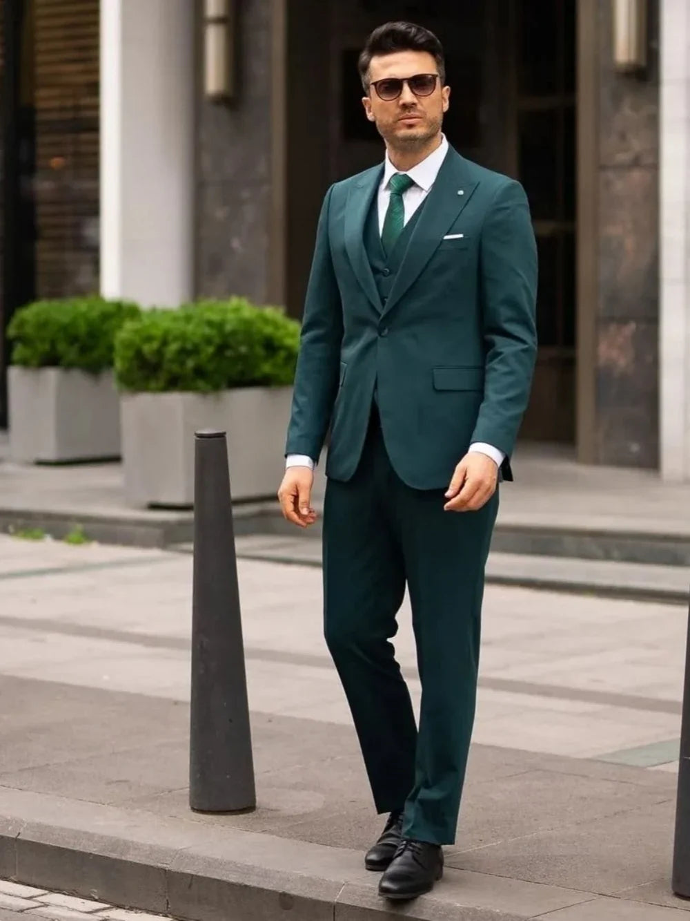2026 Newest Men's Green Suit Set 3 Pieces In Stocks Elegant Peak Lapel Suits Host Outfit Groom Sets Slim Fit Dancing Tuxedo Wear