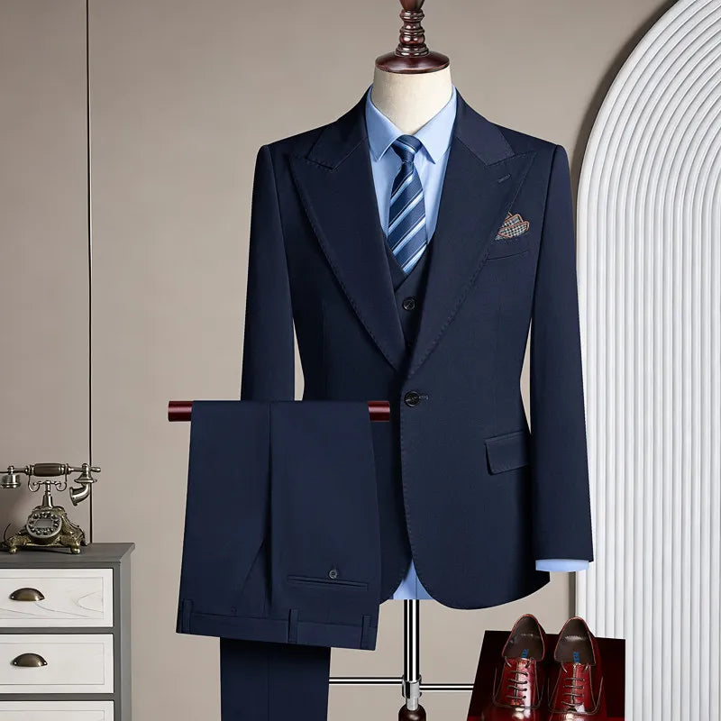 High-quality men's casual business suit for weddings featuring a wide gun pleat collar. One-button suit set in three pieces