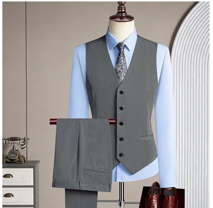 High-quality men's casual business suit for weddings featuring a wide gun pleat collar. One-button suit set in three pieces