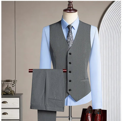High-quality men's casual business suit for weddings featuring a wide gun pleat collar. One-button suit set in three pieces