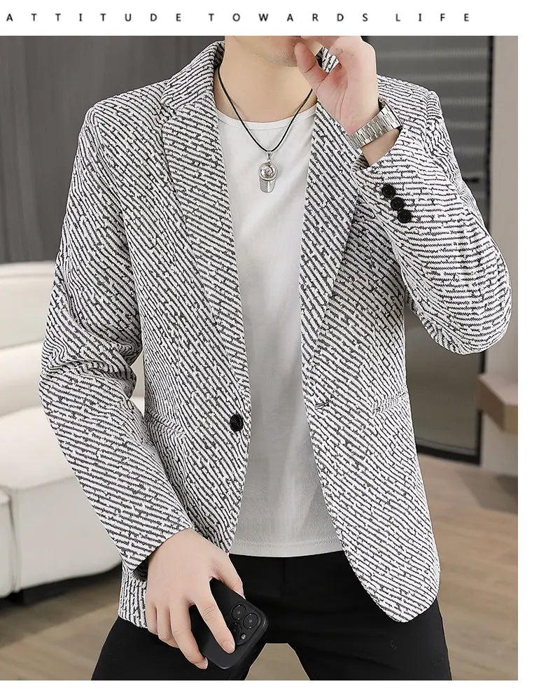 The new autumn and winter suits for men are fashionable and stylish, with a slim-fit small suit for young people and a single