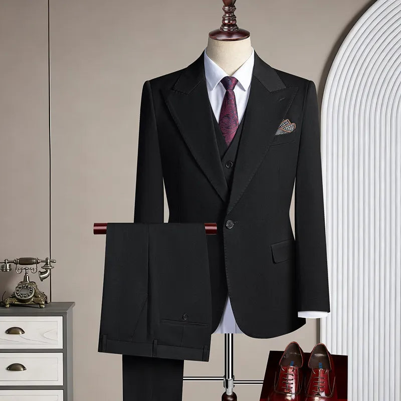 High-quality men's casual business suit for weddings featuring a wide gun pleat collar. One-button suit set in three pieces