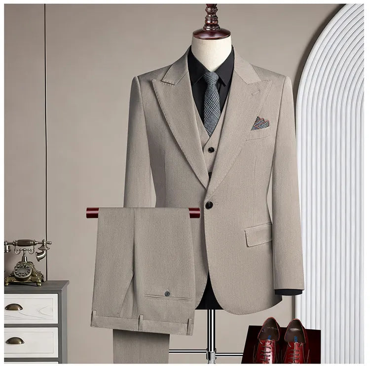 High-quality men's casual business suit for weddings featuring a wide gun pleat collar. One-button suit set in three pieces