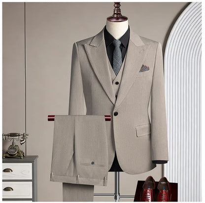 High-quality men's casual business suit for weddings featuring a wide gun pleat collar. One-button suit set in three pieces