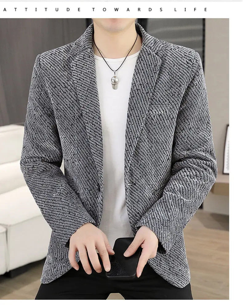 The new autumn and winter suits for men are fashionable and stylish, with a slim-fit small suit for young people and a single
