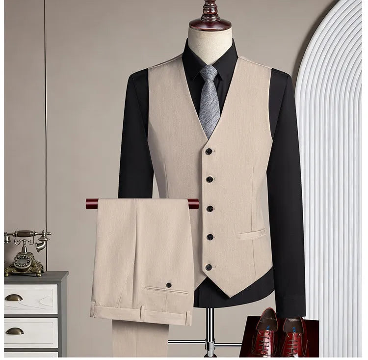 High-quality men's casual business suit for weddings featuring a wide gun pleat collar. One-button suit set in three pieces