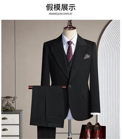 High-quality men's casual business suit for weddings featuring a wide gun pleat collar. One-button suit set in three pieces