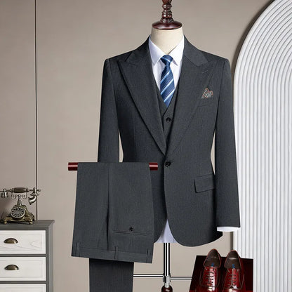 High-quality men's casual business suit for weddings featuring a wide gun pleat collar. One-button suit set in three pieces