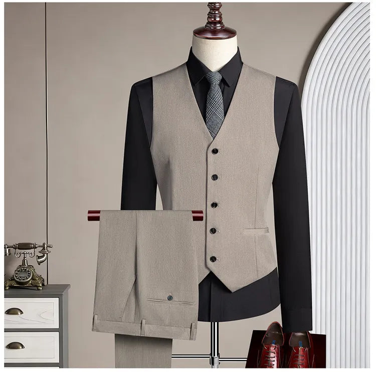 High-quality men's casual business suit for weddings featuring a wide gun pleat collar. One-button suit set in three pieces