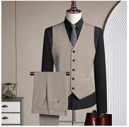 High-quality men's casual business suit for weddings featuring a wide gun pleat collar. One-button suit set in three pieces