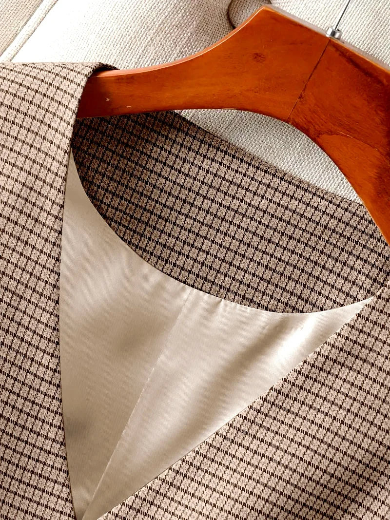 Vintage Women's Checkered Tank Top with Elegant V-neck Buttons Is Designed for Folding Daily Commute and Office Casual Wear