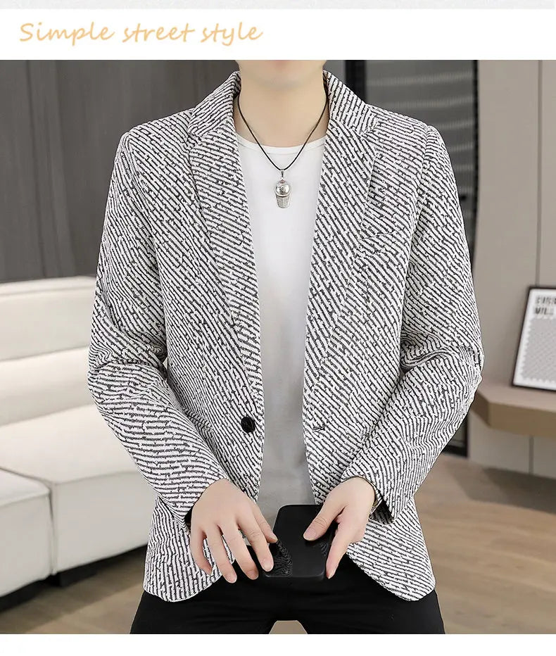 The new autumn and winter suits for men are fashionable and stylish, with a slim-fit small suit for young people and a single