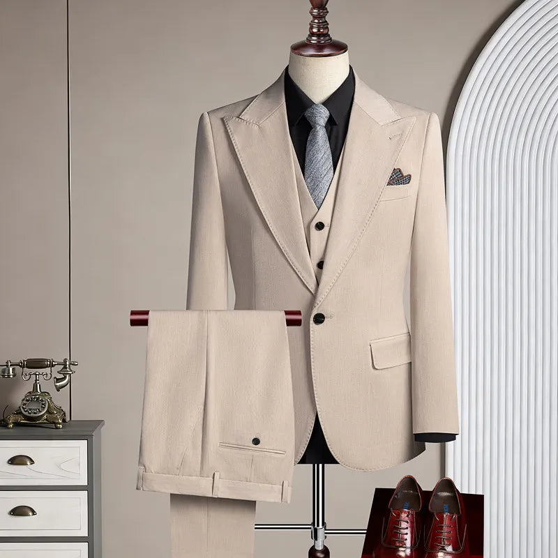 High-quality men's casual business suit for weddings featuring a wide gun pleat collar. One-button suit set in three pieces
