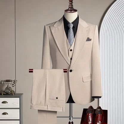 High-quality men's casual business suit for weddings featuring a wide gun pleat collar. One-button suit set in three pieces