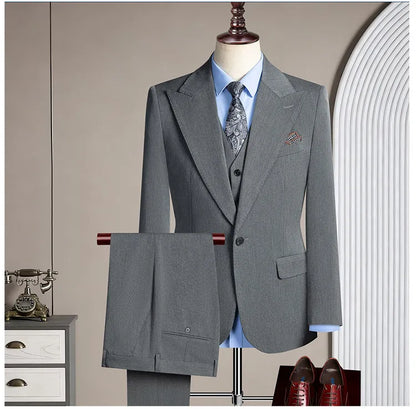 High-quality men's casual business suit for weddings featuring a wide gun pleat collar. One-button suit set in three pieces