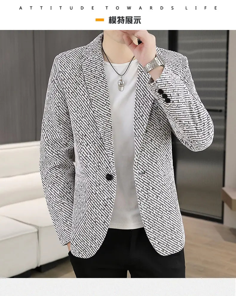 The new autumn and winter suits for men are fashionable and stylish, with a slim-fit small suit for young people and a single