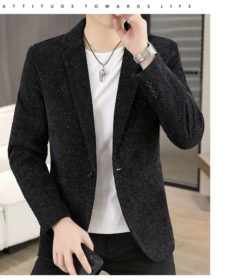 The new autumn and winter suits for men are fashionable and stylish, with a slim-fit small suit for young people and a single