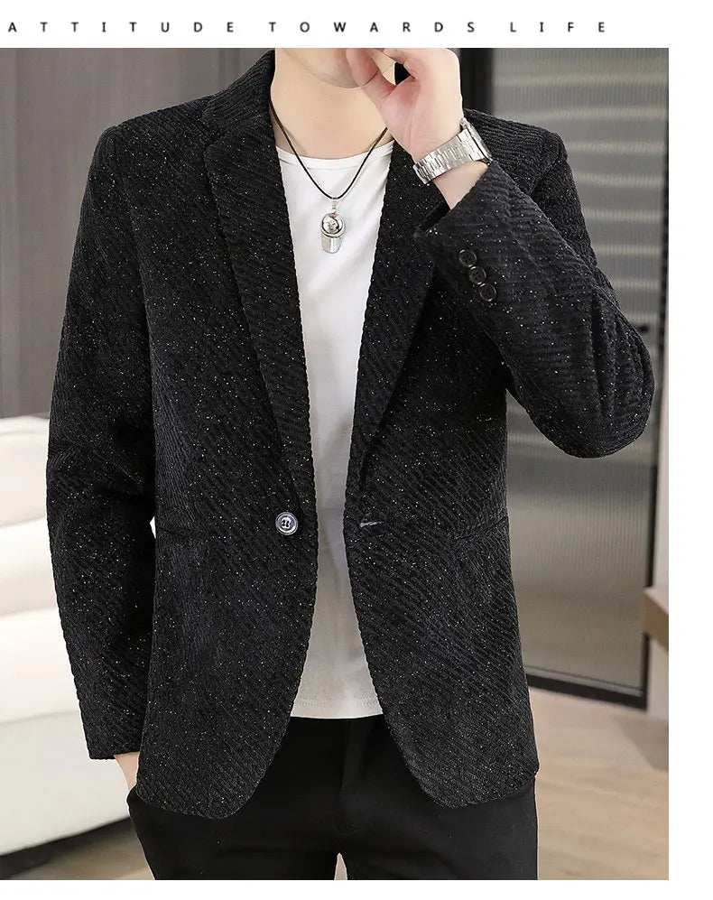 The new autumn and winter suits for men are fashionable and stylish, with a slim-fit small suit for young people and a single