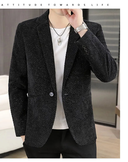 The new autumn and winter suits for men are fashionable and stylish, with a slim-fit small suit for young people and a single