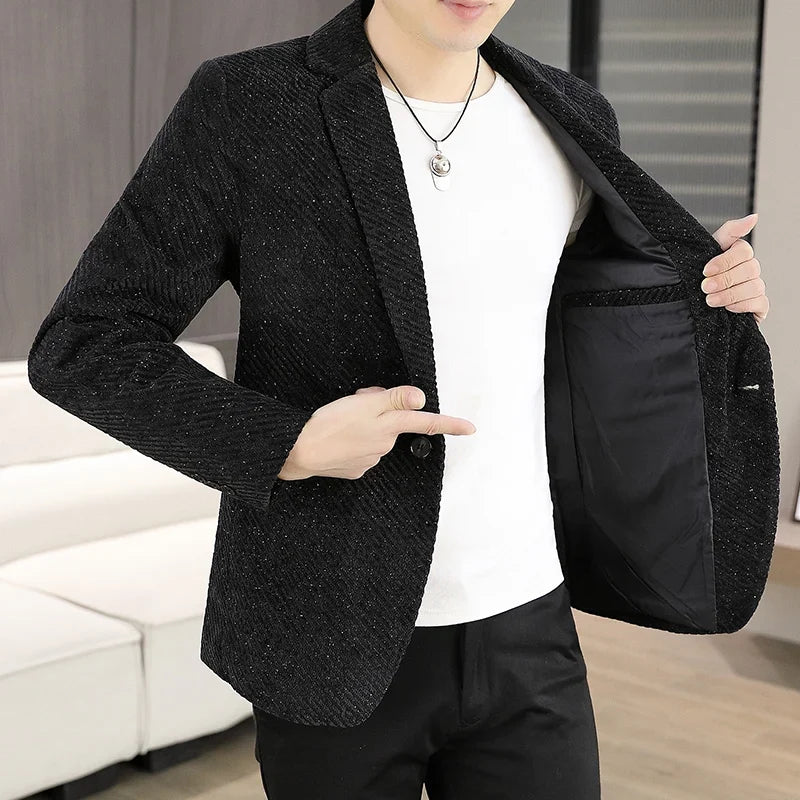 The new autumn and winter suits for men are fashionable and stylish, with a slim-fit small suit for young people and a single