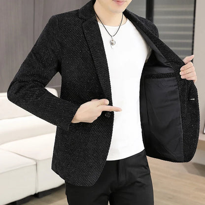 The new autumn and winter suits for men are fashionable and stylish, with a slim-fit small suit for young people and a single