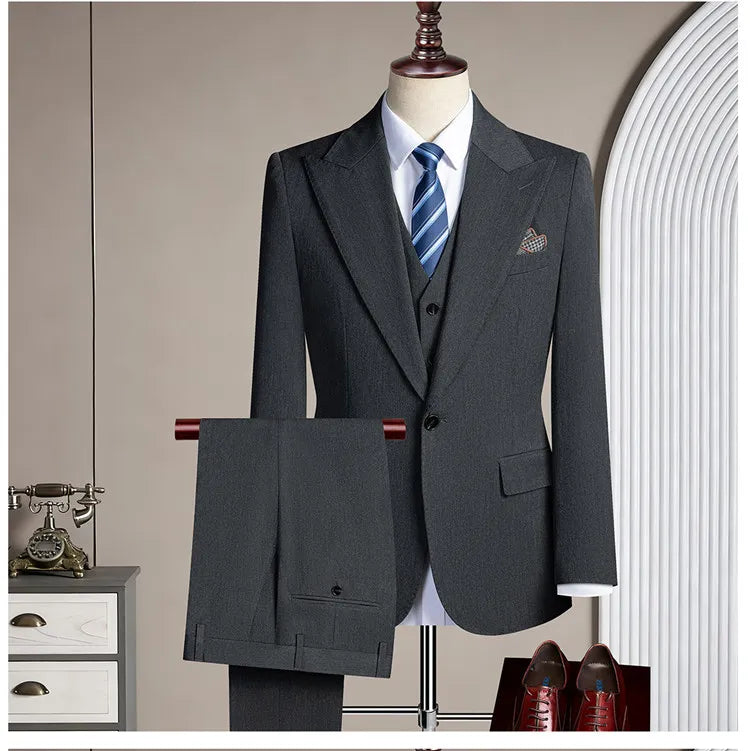 High-quality men's casual business suit for weddings featuring a wide gun pleat collar. One-button suit set in three pieces