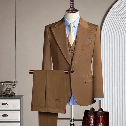High-quality men's casual business suit for weddings featuring a wide gun pleat collar. One-button suit set in three pieces