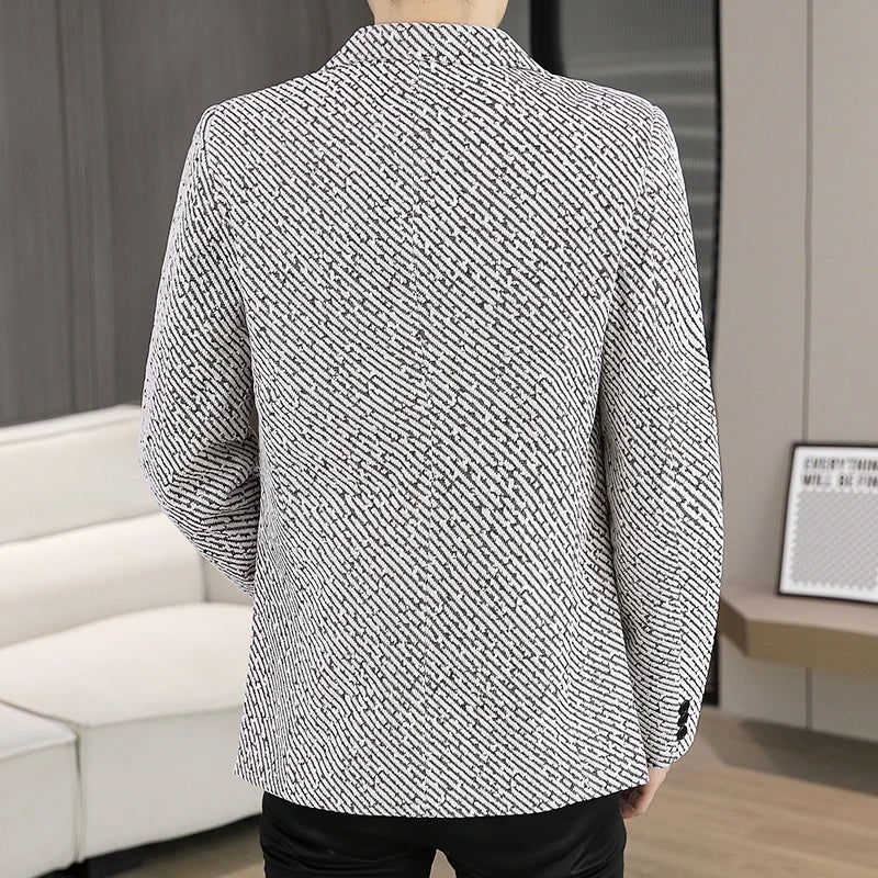 The new autumn and winter suits for men are fashionable and stylish, with a slim-fit small suit for young people and a single