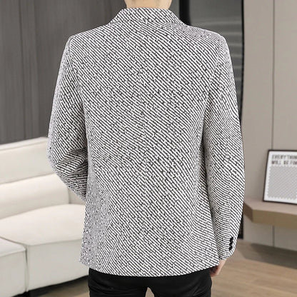The new autumn and winter suits for men are fashionable and stylish, with a slim-fit small suit for young people and a single