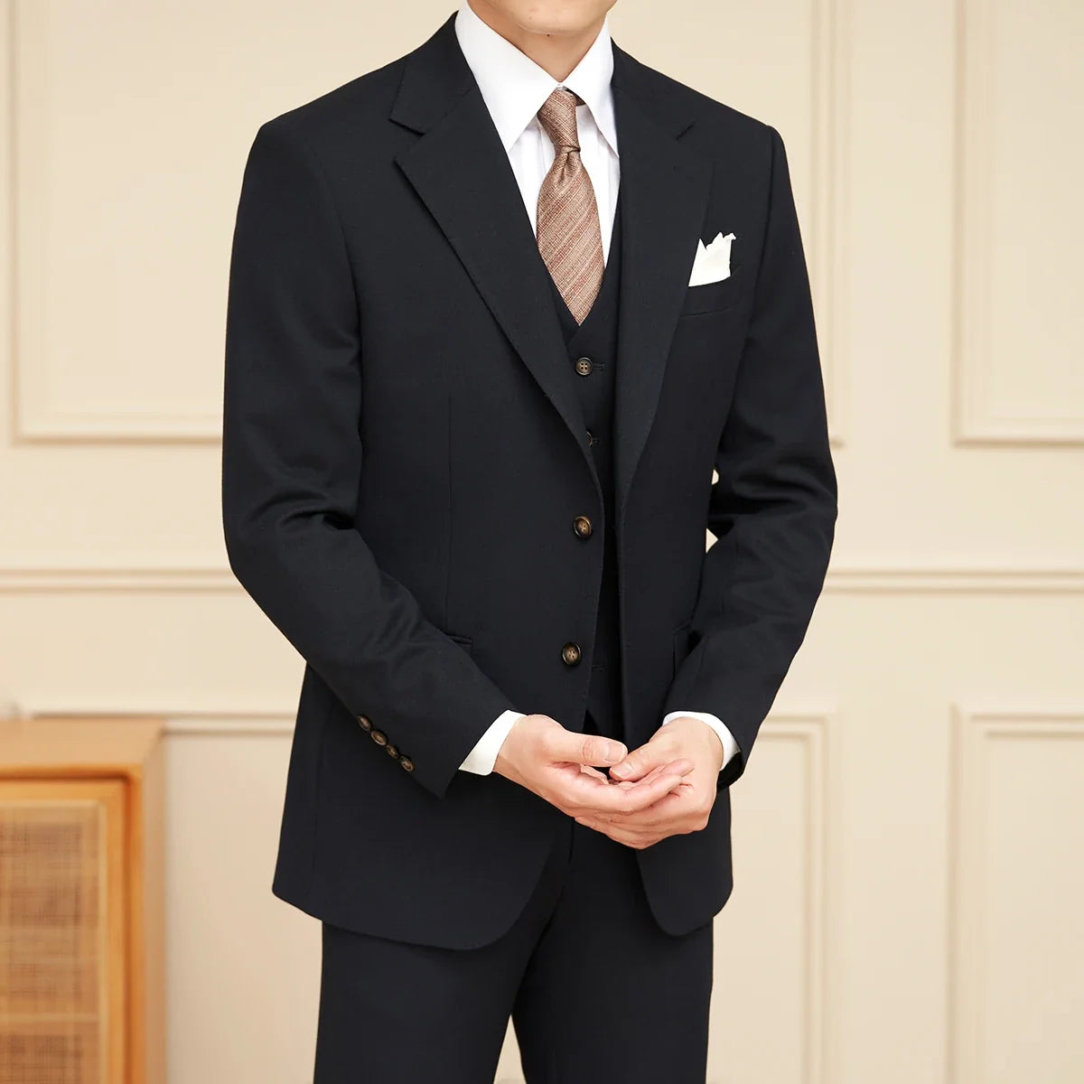 High-quality men's banquets come with a versatile and trendy business casual three-piece wedding set