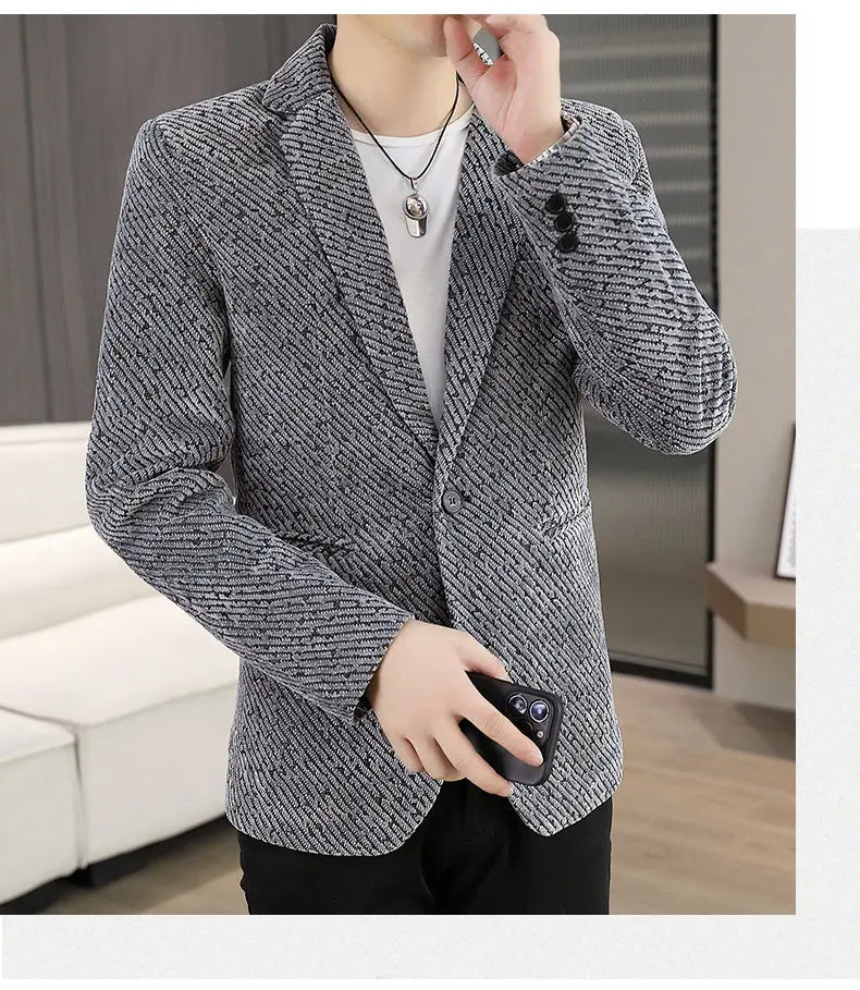 The new autumn and winter suits for men are fashionable and stylish, with a slim-fit small suit for young people and a single