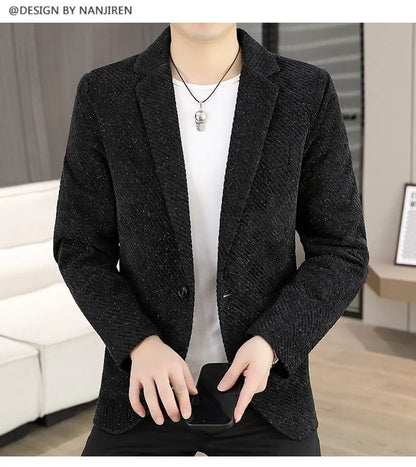 The new autumn and winter suits for men are fashionable and stylish, with a slim-fit small suit for young people and a single