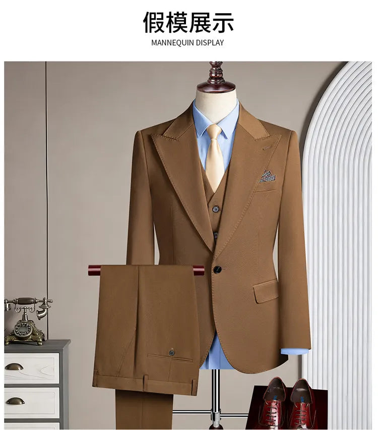 High-quality men's casual business suit for weddings featuring a wide gun pleat collar. One-button suit set in three pieces