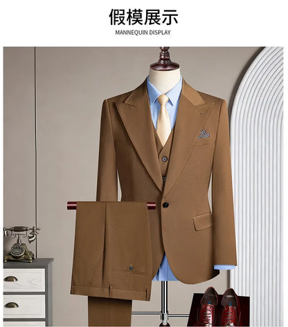 High-quality men's casual business suit for weddings featuring a wide gun pleat collar. One-button suit set in three pieces