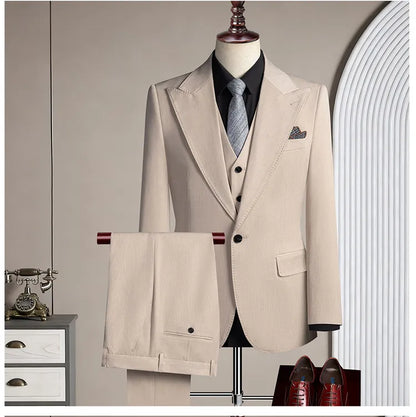 High-quality men's casual business suit for weddings featuring a wide gun pleat collar. One-button suit set in three pieces