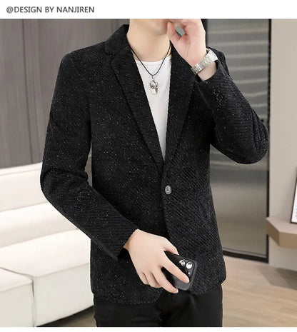 The new autumn and winter suits for men are fashionable and stylish, with a slim-fit small suit for young people and a single