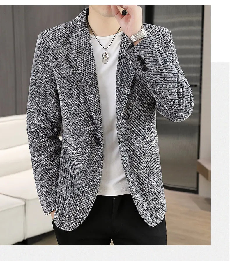 The new autumn and winter suits for men are fashionable and stylish, with a slim-fit small suit for young people and a single