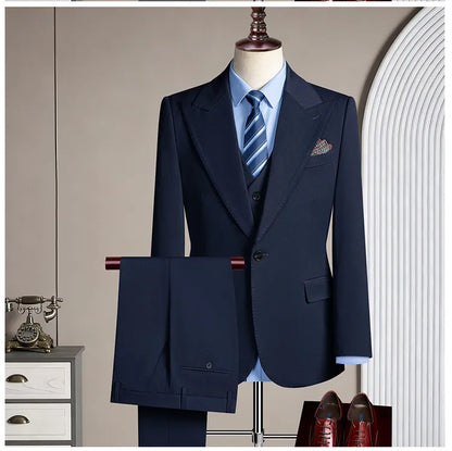 High-quality men's casual business suit for weddings featuring a wide gun pleat collar. One-button suit set in three pieces