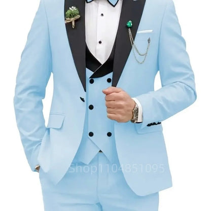 Costume 3 pièces homme coupe ajustée, blazer élégant, gilet et pantalon, idéal pour mariage, smoking de marié, ou tenue d'affaires et de soirée.