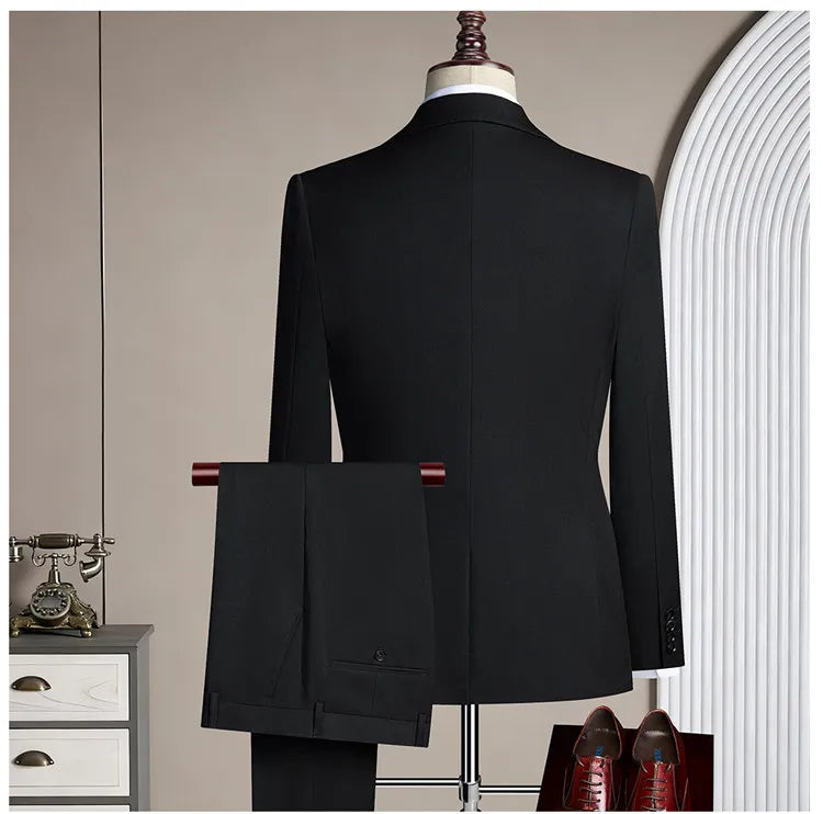 High-quality men's casual business suit for weddings featuring a wide gun pleat collar. One-button suit set in three pieces
