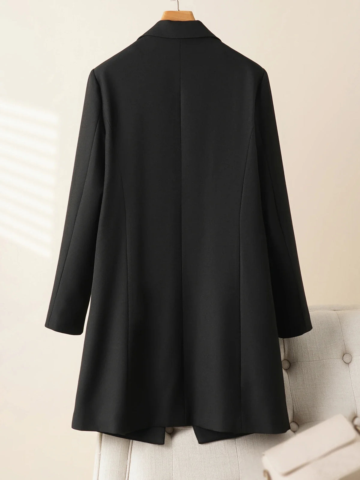 Elegant mid-length black womens blazer for autumn and winter simple one-button design with a slimming drape effect suitable for commuting