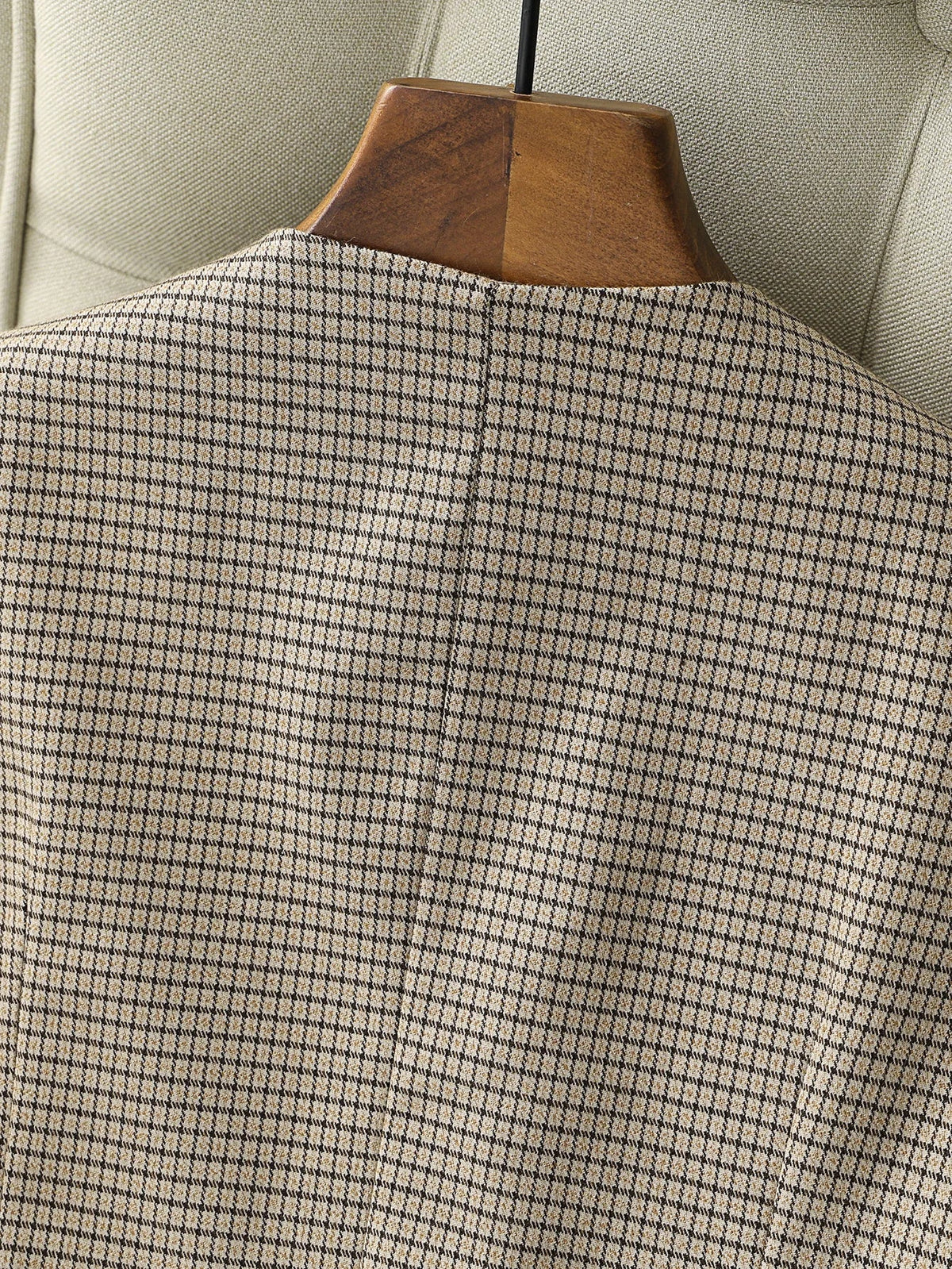 Vintage Women's Checkered Tank Top with Elegant V-neck Buttons Is Designed for Folding Daily Commute and Office Casual Wear