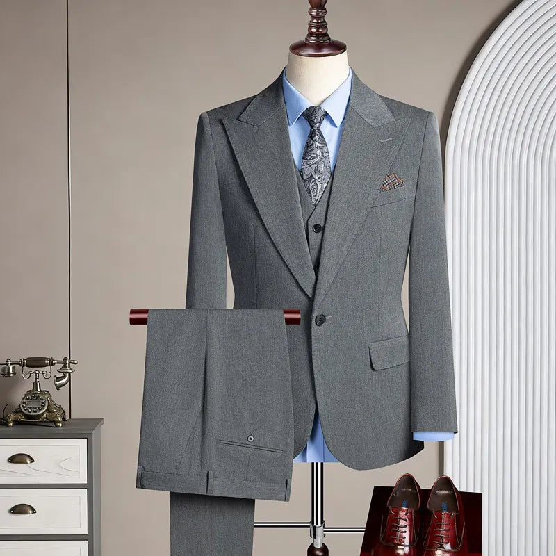 High-quality men's casual business suit for weddings featuring a wide gun pleat collar. One-button suit set in three pieces