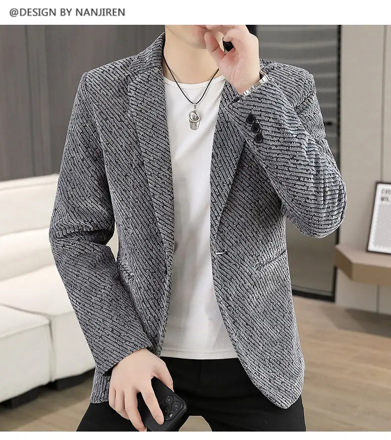 The new autumn and winter suits for men are fashionable and stylish, with a slim-fit small suit for young people and a single