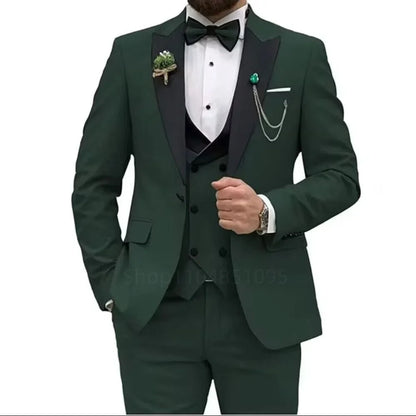 Costume 3 pièces homme coupe ajustée, blazer élégant, gilet et pantalon, idéal pour mariage, smoking de marié, ou tenue d'affaires et de soirée.