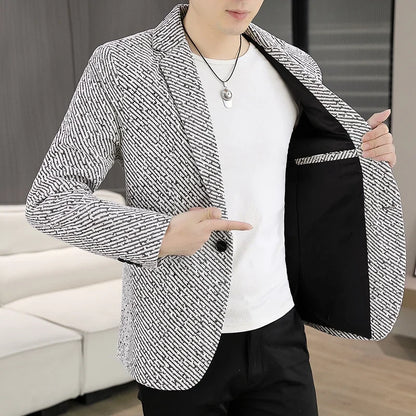 The new autumn and winter suits for men are fashionable and stylish, with a slim-fit small suit for young people and a single