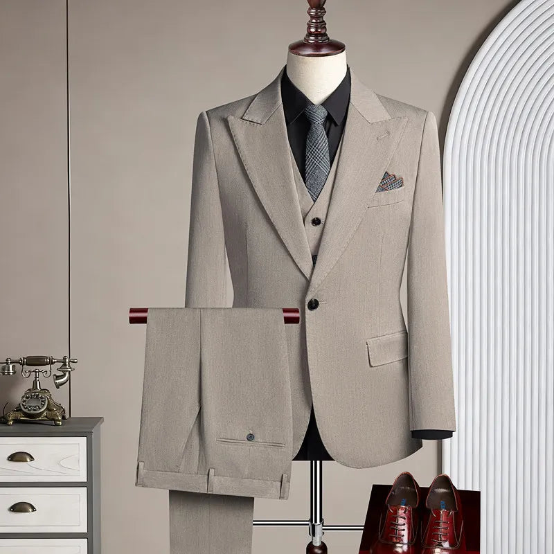 High-quality men's casual business suit for weddings featuring a wide gun pleat collar. One-button suit set in three pieces