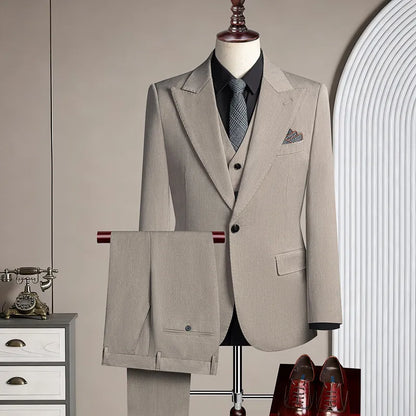 High-quality men's casual business suit for weddings featuring a wide gun pleat collar. One-button suit set in three pieces
