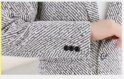 The new autumn and winter suits for men are fashionable and stylish, with a slim-fit small suit for young people and a single
