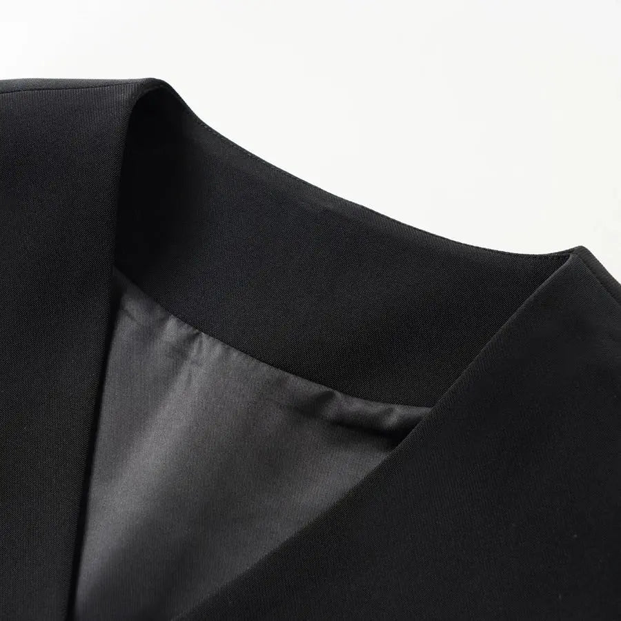 Black short V-neck slim fitting vest for women's spring and autumn jackets can be paired inside